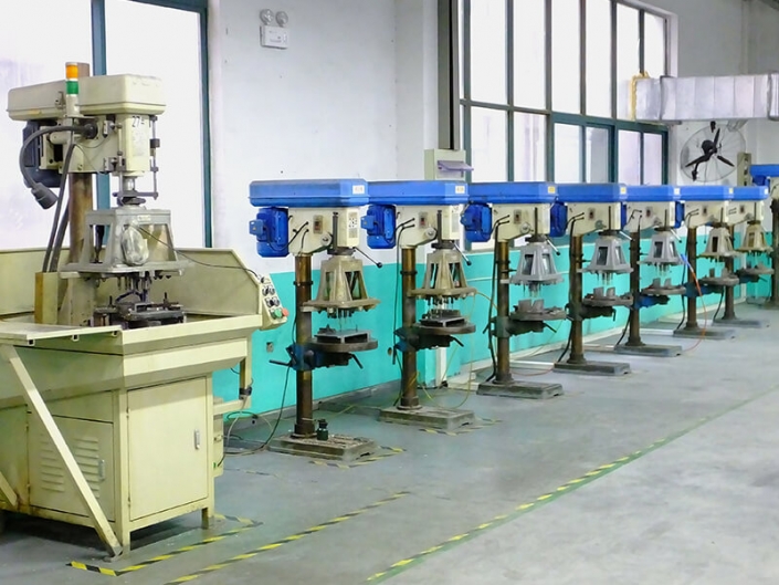 鉆孔攻牙區(qū)